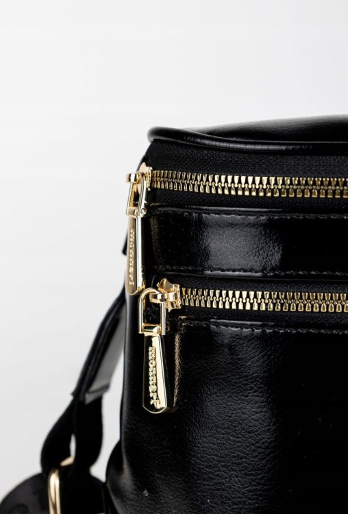 Torebka nerka listonoszka Monnari BAG4040-M20 czarna błyszcząca