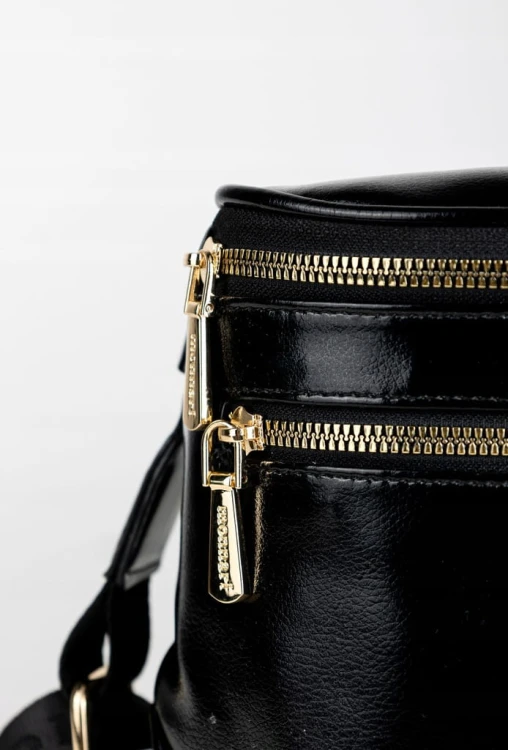Torebka nerka listonoszka Monnari BAG4040-M20 czarna błyszcząca
